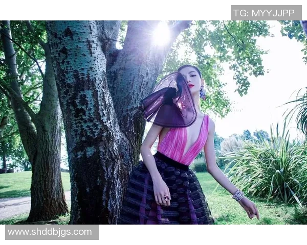 足球明星妻子红毯风采尽显魅力与优雅引领时尚潮流